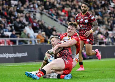 Leigh Leopards takımından Josh Charnley, Betfred Süper Lig 9. Raundda Leigh Leopards 'a karşı Catalans Dragons' un 26 Nisan 202 'de Leigh, İngiltere' deki Leigh Spor Köyü 'nde oynadığı maçta Katalan Ejderhaları' ndan Tom Davies ile kapışıyor.