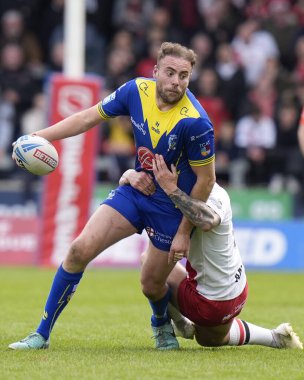 Warrington Wolves takımından James Harrison, Salford Community Stadyumu 'nda oynanan Salford Red Devils vs Warrington Wolves maçında 27 Nisan 202' de topu indirdi.