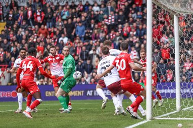 Barnsley 'den John Mcatee, 27 Nisan 202' de Oakwell, Barnsley 'de oynanan Sky Bet 1 karşılaşmasında gol atarken görülüyor.