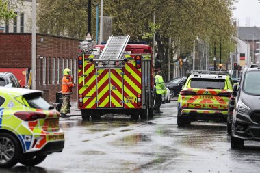Hessle Yolu, Hull, Birleşik Krallık 'ta 28 Nisan 202' de meydana gelen büyük acil servis kazasında dört itfaiye ve itfaiye arabası, birden fazla ambulans ve 20 'den fazla işaretlenmemiş polis arabası hazır bulundu.