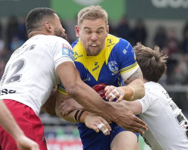 Salford Red Devils 'den Kallum Watkins, Salford Red Devils' den Matt Dufty, Salford Red Devils 'in 9. Raundda oynadığı Salford Red Devils - Warrington Wolves maçında Salford Community Stadyumu, Eccles, United Kin