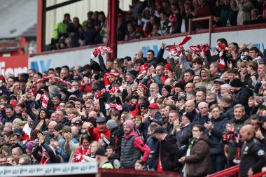 Barnsley taraftarları Barnsley 'li Herbie Kane' in 27 Nisan 202 'de Oakwell, Barnsley, İngiltere' de oynanan Sky Bet 1 maçında 1-0 'lık galibiyet golünü kutluyorlar.