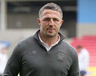 Warrington Wolves 'un baş antrenörü Sam Burgess, 27 Nisan 202' de Salford Community Stadyumu 'nda oynanan Salford Red Devils vs Warrington Wolves maçından önce sahaya bakıyor.