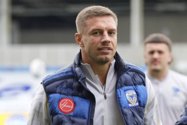 Warrington Wolves takımından Matty Russell, 27 Nisan 202 'de Salford Community Stadyumu' nda oynanan Salford Red Devils vs Warrington Wolves maçından önce sahada inceleme yapıyor.