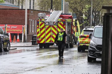 Hessle Yolu, Hull, Birleşik Krallık 'ta 28 Nisan 202' de meydana gelen büyük acil servis kazasında dört itfaiye ve itfaiye arabası, birden fazla ambulans ve 20 'den fazla işaretlenmemiş polis arabası hazır bulundu.