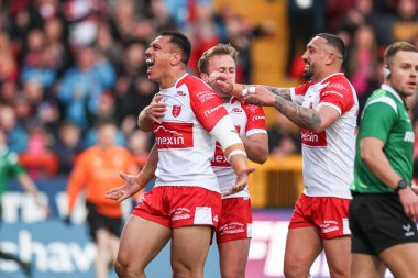 Hull KR 'dan Sauaso Sue, 26 Nisan 202' de İngiltere 'nin Hull kentinde oynanan Sewell Group Craven Park' ta oynanan 9. Betfred Süper Lig karşılaşmasında takım arkadaşlarıyla 4-0 yapma çabasını kutluyor.
