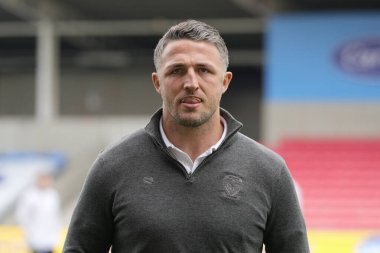 Warrington Wolves 'un baş antrenörü Sam Burgess, 27 Nisan 202' de Salford Community Stadyumu 'nda oynanan Salford Red Devils vs Warrington Wolves maçından önce sahaya bakıyor.