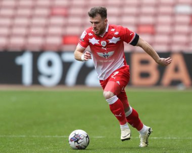 Barnsley 'den Nicky Cadden, 27 Nisan 202' de Oakwell, Barnsley, Birleşik Krallık 'ta oynanan Sky Bet 1 maçında topu aldı.
