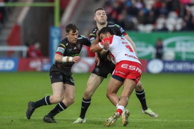 Wigan Warriors 'tan Jake Wardle, Hull KR' dan Peta Hiku 'yu 9. Betfred Süper Lig karşılaşmasında yendi. Hull KR, Wigan Warriors' a karşı Sewell Group Craven Park, Kingston upon Hull, Birleşik Krallık, 26 Nisan 202