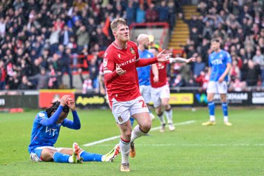 Wrexham 'dan Andy Cannon, 27 Nisan 202 tarihinde SToK Cae Ras, Wrexham, Birleşik Krallık' ta oynanan Sky Bet 2 maçında Wrexham 'a karşı oynadığı maçı 2-1 kazanma golünü kutluyor.