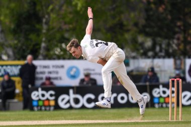 Worcestershire 'dan Ben Gibbon topu 1. Vitality İlçe Şampiyonası maçı Worcestershire - Somerset maçı sırasında Kidderminster Cricket Club, Kidderminster, Birleşik Krallık' ta 26 Nisan 202 'de veriyor.