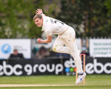 Worcestershire 'dan Ben Gibbon topu 1. Vitality İlçe Şampiyonası maçı Worcestershire - Somerset maçı sırasında Kidderminster Cricket Club, Kidderminster, Birleşik Krallık' ta 26 Nisan 202 'de veriyor.