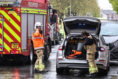 Hessle Yolu, Hull, Birleşik Krallık 'ta 28 Nisan 202' de meydana gelen büyük acil servis kazasında dört itfaiye ve itfaiye arabası, birden fazla ambulans ve 20 'den fazla işaretlenmemiş polis arabası hazır bulundu.