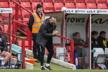 Martin Devaney Barnsley 'in bakıcı menajeri 27 Nisan 202' de Oakwell, Barnsley, İngiltere 'de oynanan Sky Bet 1 karşılaşmasında takımını cesaretlendiriyor.