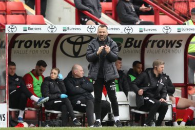 Barnsley takımının teknik direktörü Martin Devaney, 27 Nisan 202 'de Oakwell, Barnsley, İngiltere' de oynanan Sky Bet 1 karşılaşmasında takımını alkışladı.