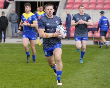 Warrington Wolves 'tan Danny Walker, 27 Nisan 202' de Salford Community Stadyumu 'nda oynanan Salford Red Devils vs Warrington Wolves maçından önce ısınıyor.