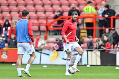 Wrexham 'dan Ollie Palmer, 27 Nisan 202 tarihinde Wrexham - Stockport County, SToK Cae Ras, Wrexham, İngiltere' de oynanan maçın öncesinde ısınıyor.