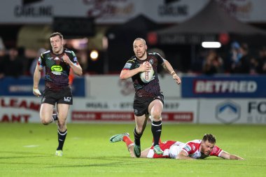 Wigan Warriors 'dan Liam Marshall, eski takım arkadaşı Hull KR' dan Joe Burgess 'in, Sewell Group Craven Park' ta oynanan Betfred Süper Lig 9 'uncu Raundda oynanan Hull KR vs Wigan Warriors maçında kaybettiği yenilgi üzerine ara verdi.