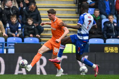 Blackpool 'dan Jake Beesley, 27 Nisan 202' de Birleşik Krallık 'taki Seçkin Araba Kiralama Stadyumu' nda oynanan Sky Bet 1 karşılaşmasında topu kontrol ediyor.
