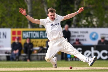Worcestershire 'dan Ben Gibbon, Vitality County Şampiyonluk Ligi 1 maçında Kidderminster Kriket Kulübü' nde Worcestershire-Somerset maçında topu sahaya sürüyor.