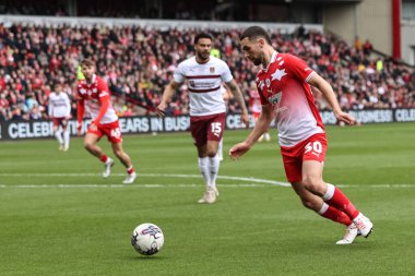 Barnsley 'den Adam Phillips 27 Nisan 202' de Oakwell, Barnsley, Birleşik Krallık 'ta oynanan Sky Bet 1 karşılaşmasında topu aldı.