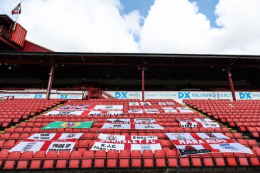 Barnsley taraftarlarının bayrakları 27 Nisan 202 'de Oakwell, Barnsley, İngiltere' de oynanan Sky Bet 1 maçı sırasında Batı standında sergilendi.