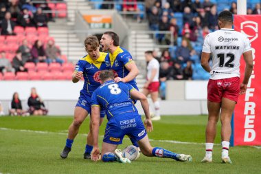 Warrington Wolves 'tan Leon Hayes ve Warrington Wolves' tan Danny Walker, Salford Community Stadyumu 'nda oynanan Betfred 9. Süper Lig karşılaşmasında Warrington Wolves' a karşı Salford Red Devils maçında Warrington Wolves ve Warrington Wolves 'u deneyerek kutluyorlar.