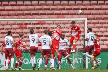 Barnsley 'den Josh Earl, 27 Nisan 202' de Oakwell, Barnsley, İngiltere 'de oynanan Sky Bet 1 maçında savunma alanından topu alıyor.