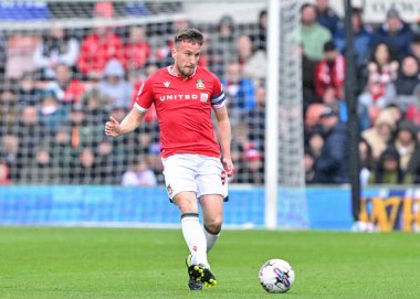 Wrexham 'dan Luke Young, 27 Nisan 202 tarihinde İngiltere' de oynanan SToK Cae Ras, Wrexham-Stockport County maçında pas verdi.