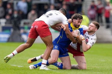 Salford Red Devils 'ten Kallum Watkins ve Salford Red Devils' den Ethan Ryan, Salford Community Stadyumu, Eccles, Uni 'de oynanan Betfred Süper Lig 9. Maçı' nda Toby King of Warrington Wolves 'la karşı karşıya geldiler.