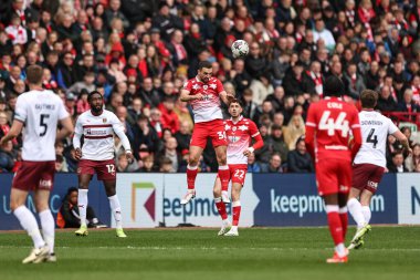 Barnsley 'den Adam Phillips 27 Nisan 202' de Oakwell, Barnsley, İngiltere 'de oynanan Sky Bet 1 maçında yüksek topu kazanmak için sıçradı.