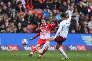 Barnsley 'den Mal de Gevigney, Northampton Town' dan Kieron Bowie 'nin 27 Nisan 2023' te Oakwell, Barnsley 'de Northampton Town' a karşı oynadığı Sky Bet 1 maçı sırasında attığı topu temizliyor.