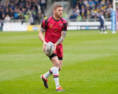 Salford Red Devils takımından Marc Sneyd, 27 Nisan 202 'de Salford Community Stadyumu' nda oynanan Salford Red Devils vs Warrington Wolves maçından önce ısınıyor.