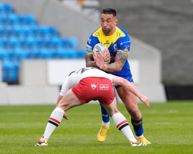 Warrington Wolves takımından Paul Vaughan, Salford Red Devils 'in 27 Nisan 202' de Salford Community Stadyumu 'nda oynanan 9. Salford Red Devils vs Warrington Wolves karşılaşmasında Salford Red Devils' i savundu.