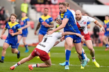 Warrington Wolves takımından James Harrison, Salford Red Devils 'in 27 Nisan' da oynanan 9. Betfred Süper Lig karşılaşmasında Salford Red Devils 'in Warrington Wolves' a karşı Salford Community Stadyumu, Eccles, İngiltere 'de oynadığı karşılaşmada gol atmak için Salford Red Devils' in savunmasını geçti.