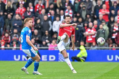 Wrexham 'dan Thomas O' Connor, 27 Nisan 202 tarihinde İngiltere 'nin Wrexham kentinde oynanan Wrexham-Stockport County maçında pas verdi.