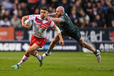 St. Helens 'den Tommy Makinson, 25 Nisan 202' de St Helens-Huddersfield Giants maçında Huddersfield Giants 'tan Jake Bibby' nin mücadelesinden kurtuldu.