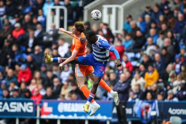 Blackpool 'dan Jake Beesley ve Reading' den Amadou Mbengue 27 Nisan 202 'de İngiltere' deki Seçkin Araba Kiralama Stadyumu 'nda oynanan Sky Bet 1 karşılaşmasında top için mücadele ettiler.