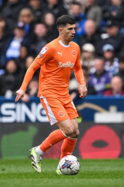 Blackpool 'dan Albie Morgan, 27 Nisan 202' de Birleşik Krallık 'ın Oto Kiralama Stadyumu' nda oynanan Gökyüzü İddia Ligi 1 karşılaşmasında topla bir çıkış yaptı.