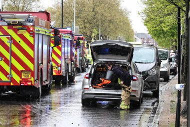 Hessle Yolu, Hull, Birleşik Krallık 'ta 28 Nisan 202' de meydana gelen büyük acil servis kazasında dört itfaiye ve itfaiye arabası, birden fazla ambulans ve 20 'den fazla işaretlenmemiş polis arabası hazır bulundu.