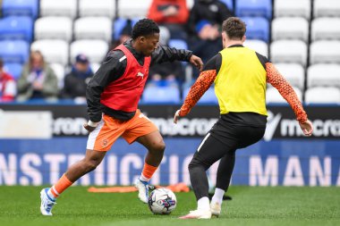 Blackpool 'dan Karamoko Dembele, 27 Nisan 202' de oynanan Sky Bet Lig 1 karşılaşmasında Blackpool 'a karşı Select Car Kiralama Stadyumu' nda oynanan karşılaşma öncesi ısınma sırasında