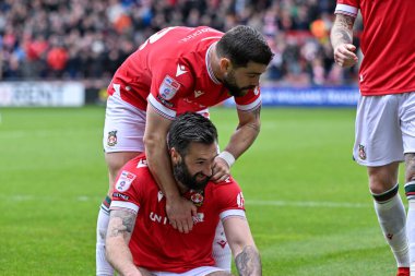 Wrexham 'dan Ollie Palmer, 27 Nisan 202 tarihinde SToK Cae Ras, Wrexham, Birleşik Krallık' ta oynanan Wrexham-Stockport maçında 1-1 'lik galibiyetini kutluyor.