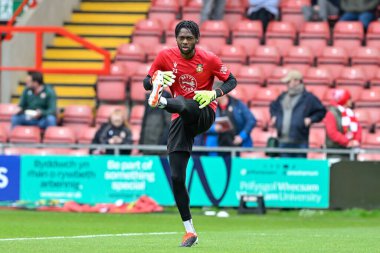 Wrexham 'dan Arthur Okonkwo, 27 Nisan 202 tarihinde İngiltere' de oynanan SToK Cae Ras, Wrexham-Stockport County maçında maç öncesi ısınıyor.