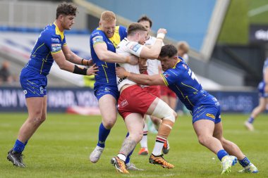 Warrington Wolves 'tan Joe Bullock ve Warrington Wolves' tan Joe Philbin Salford Red Devils 'in dokuzuncu turda Salford Red Devils' in Warrington Wolves 'a karşı Salford Community Stadyumu, Eccles, United United maçında Ethan Ryan' ı alt etmek için bir araya geldiler.