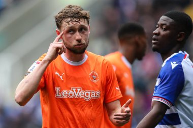 Blackpool 'dan Matthew Pennington, 27 Nisan 202' de İngiltere 'nin Reading şehrinde oynanan Blackpool-Blackpool maçında sinyal veriyor.