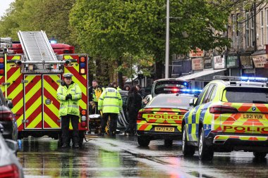 Hessle Yolu, Hull, Birleşik Krallık 'ta 28 Nisan 202' de meydana gelen büyük acil servis kazasında dört itfaiye ve itfaiye arabası, birden fazla ambulans ve 20 'den fazla işaretlenmemiş polis arabası hazır bulundu.