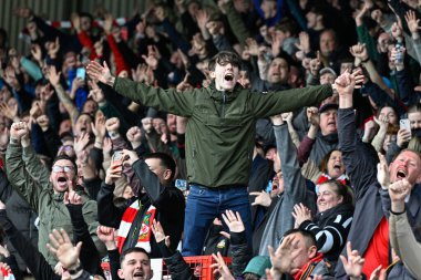 Wrexham taraftarı, Wrexham 'lı Andy Cannon' ı 27 Nisan 202 'de SToK Cae Ras, Wrexham, İngiltere' de oynanan Sky Bet 2 maçında 2-1 'lik Wrexham maçında kutladı.