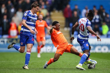 Blackpool 'dan Karamoko Dembele ve Reading' den Jeriel Dorsett 27 Nisan 202 'de Seçilmiş Araba Kiralama Stadyumu' nda oynanan Sky Bet 1 karşılaşmasında top için savaştılar.