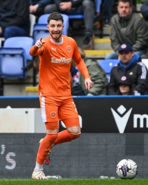 Blackpool 'dan James Husband, 27 Nisan 202 tarihinde İngiltere' de oynanan Gökyüzü İddia Ligi 1 karşılaşmasında takımına talimatlar veriyor.