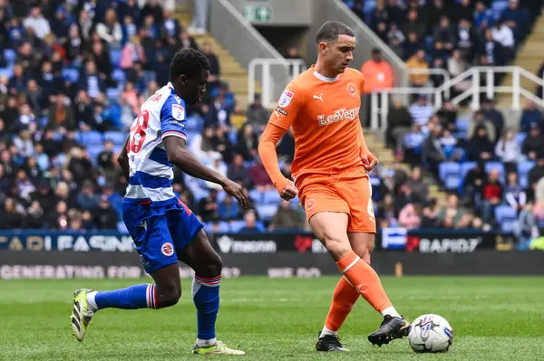 Oliver Norburn Blackpool Passes Ball Sky Bet League Match Reading — Stock Photo, Image